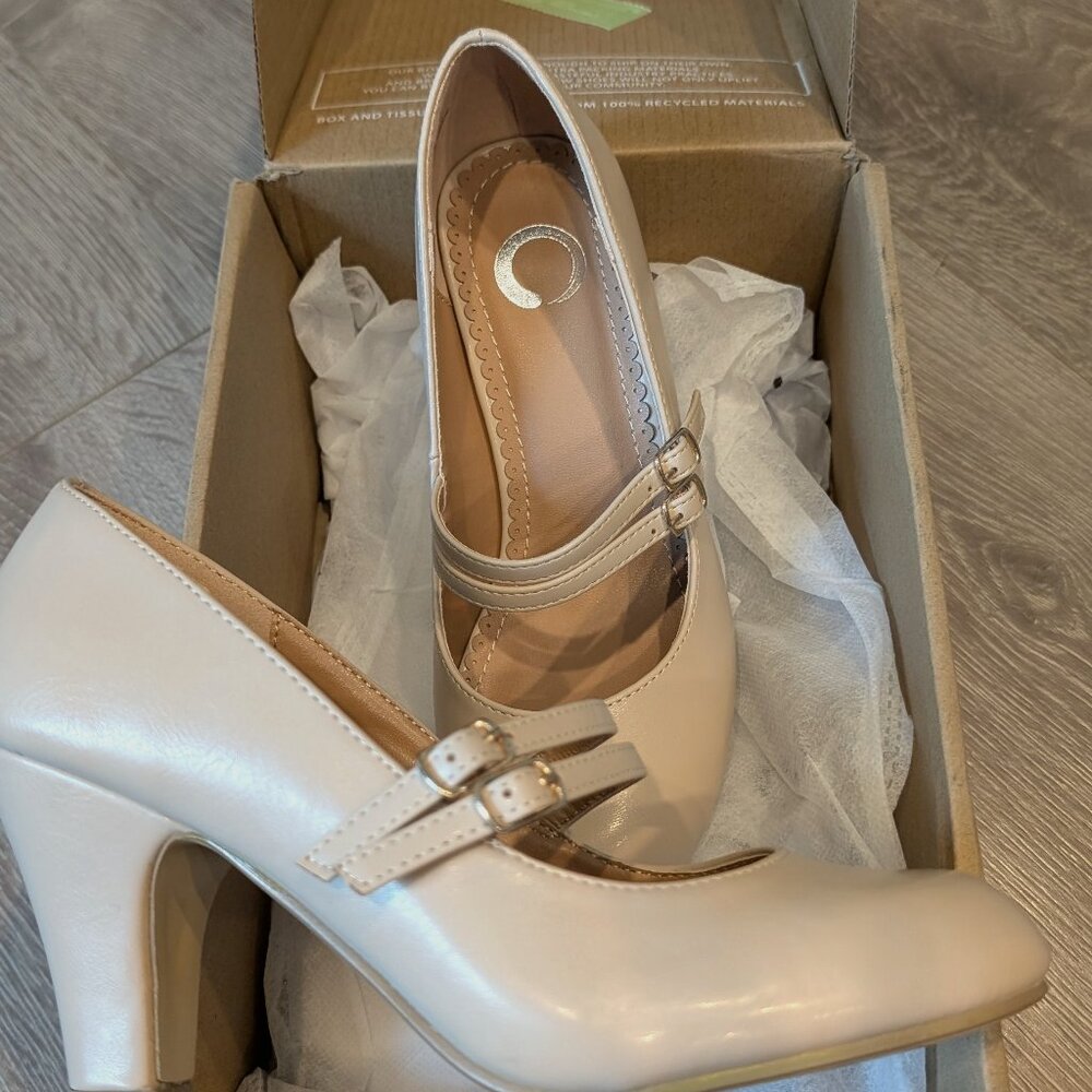 Journee Collection "Windy" pump; Nude; size 6